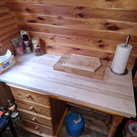 Forest Glamping Kozisek بيت للعطل